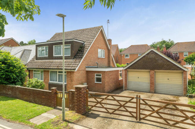 3 bed property, in Bramshill Close, £600,000