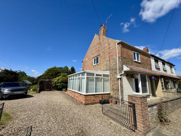 2 bed property, in Main Street, £275,000