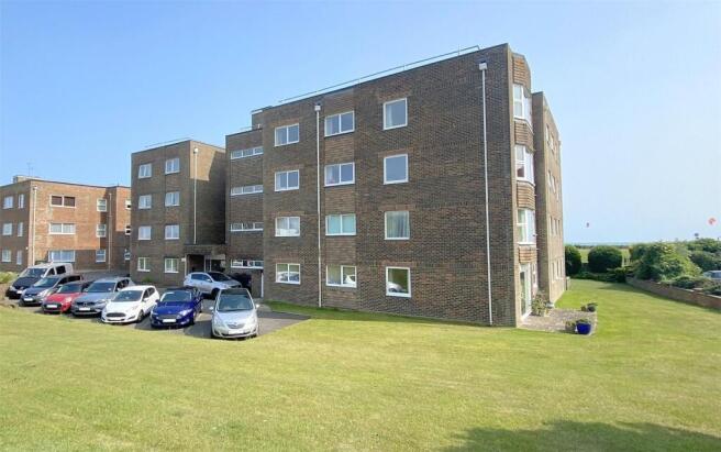 2 bed property, in Kings Court, £250,000