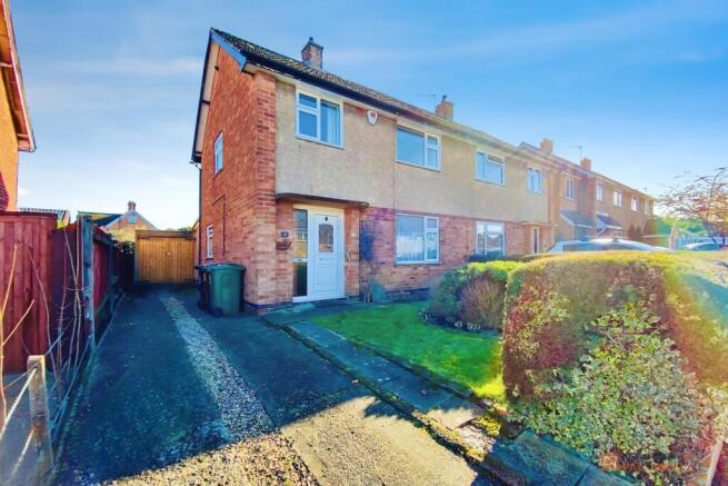 3 bed property, in Coplow Crescent, £220,000