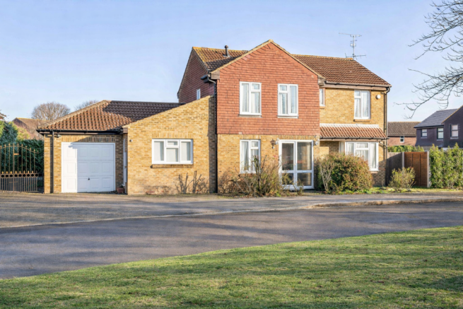 5 bed property, in Sutherland Drive, £900,000