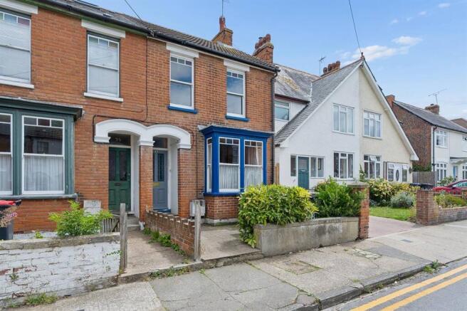 1 bed property, in Clare Road, £195,000