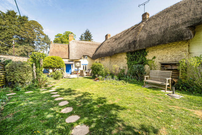 2 bed property, in Abingdon Road, £450,000