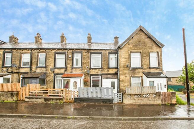 2 bed property, in Albert Road, £115,000