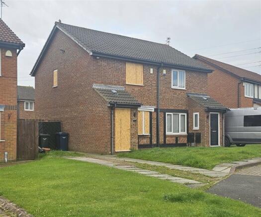 2 bed property, in Fareham Grove, £100,000