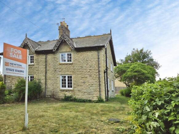 2 bed property, in Cliff Road, £174,950