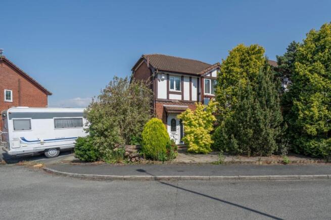 3 bed property, in Kingsthorne Park, £240,000