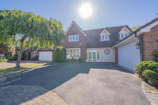 5 bed property, in Northwick Crescent, £875,000