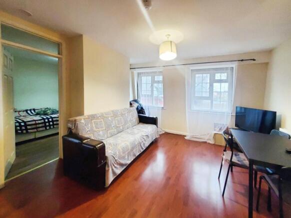2 bed property, in Prince Regent Lane, £250,000