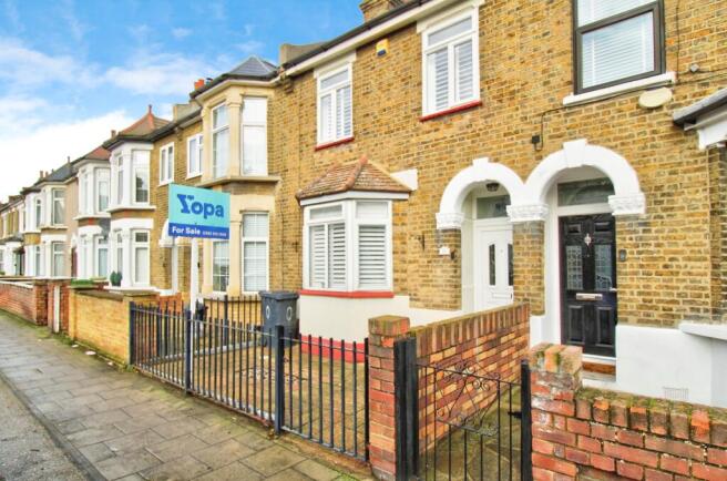 2 bed property, in Marlborough Road, £425,000