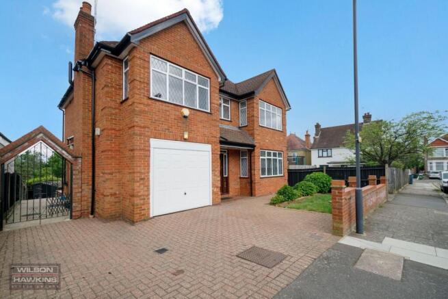 5 bed property, in Cunningham Park, £995,000