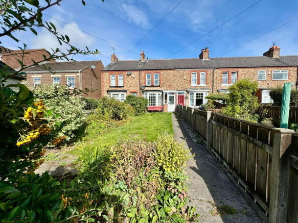2 bed property, in 12 Cliffe Terrace, £150,000