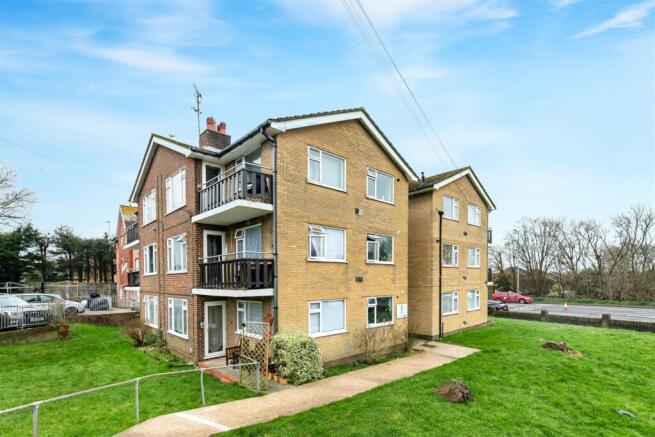 1 bed property, in Dorset Road, £140,000