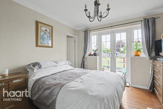3 bed property, in Woodland Close, £775,000