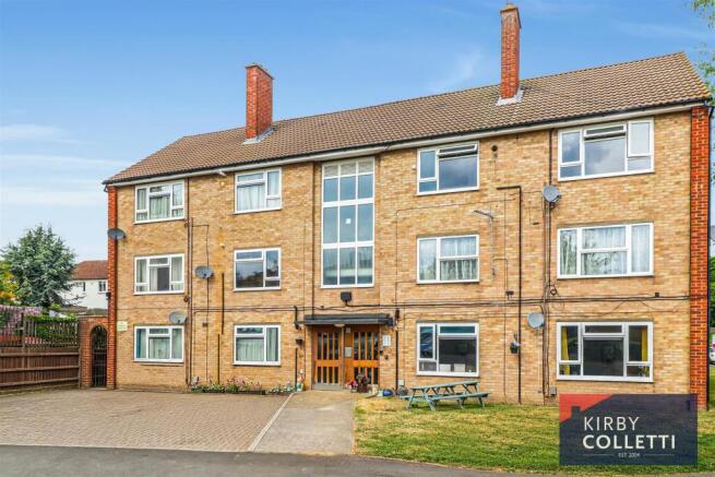 2 bed property, in Berkeley Close, £235,000