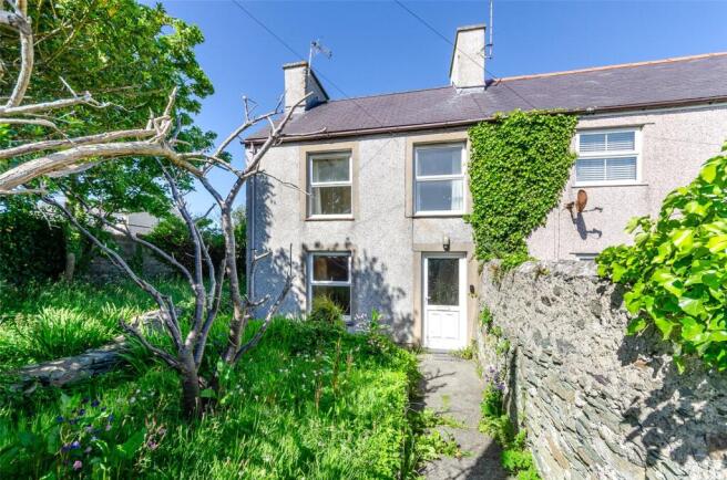 2 bed property, in Station Road, £100,000