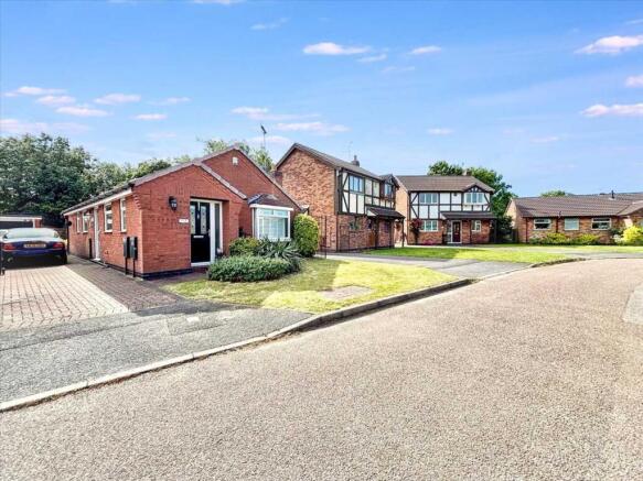 3 bed property, in Buckingham Close, £240,000