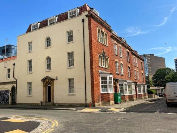 1 bed property, in Gloucester Street, £200,000