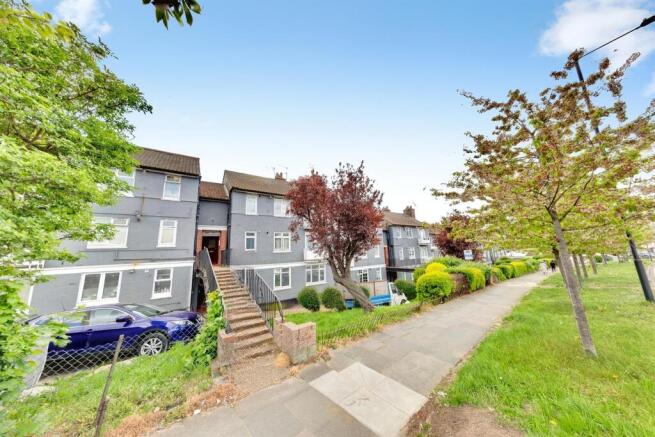 3 bed property, in Harrow Road, £325,000
