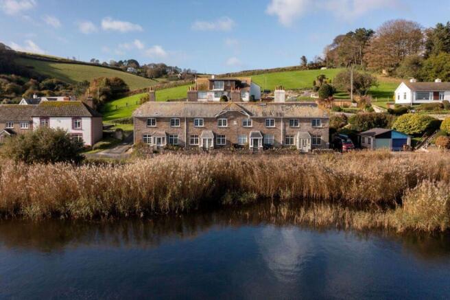 3 bed property, in 3 Lea Cliff Cottages, £320,000