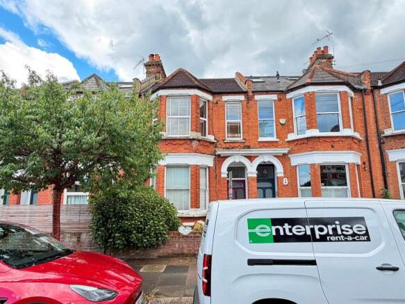 2 bed property, in First Floor Flat, £390,000