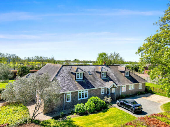 8 bed property, in Chequer Lane, £1,350,000