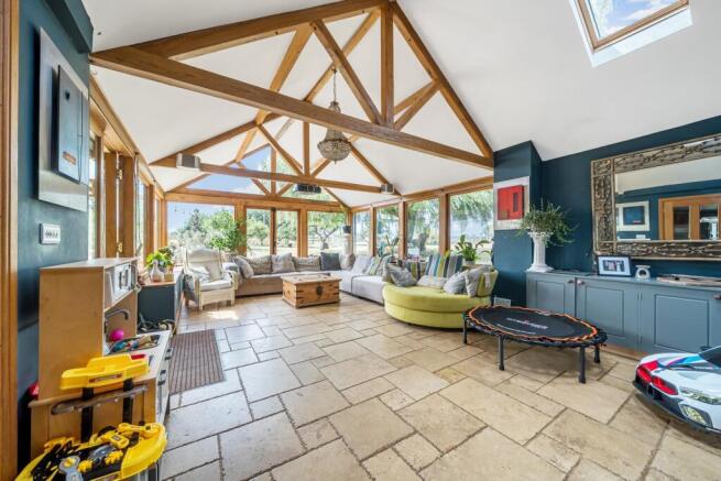 5 bed property, in Hemington, £975,000