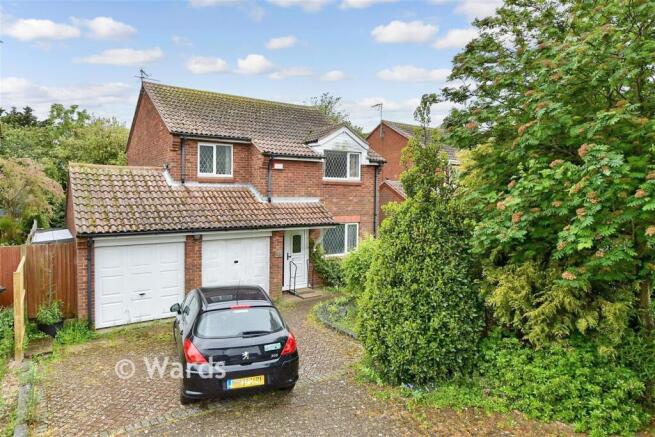4 bed property, in Hunting Gate, £475,000