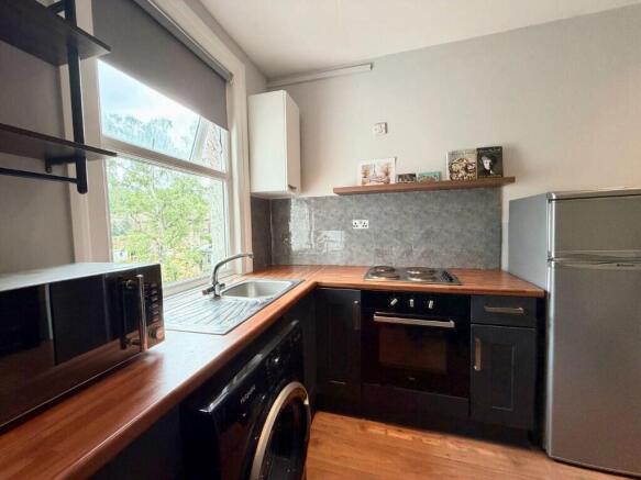 1 bed property, in Brighton Road, £120,000