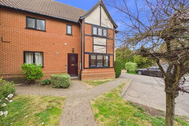 2 bed property, in High Street, £150,000