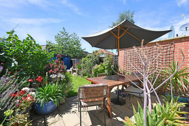 1 bed property, in Mordaunt Road, £300,000