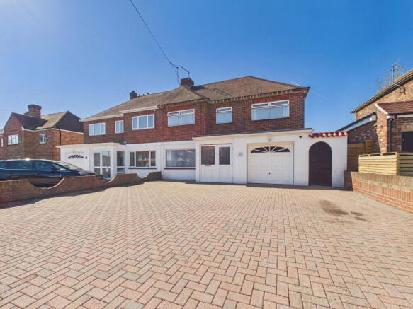 3 bed property, in Kingston Lane, £550,000