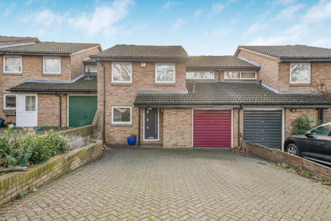 5 bed property, in Foxgrove Road, £825,000
