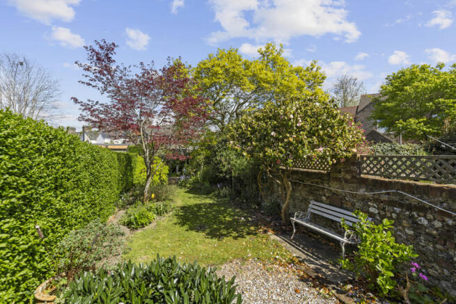 3 bed property, in Grove Road, £325,000