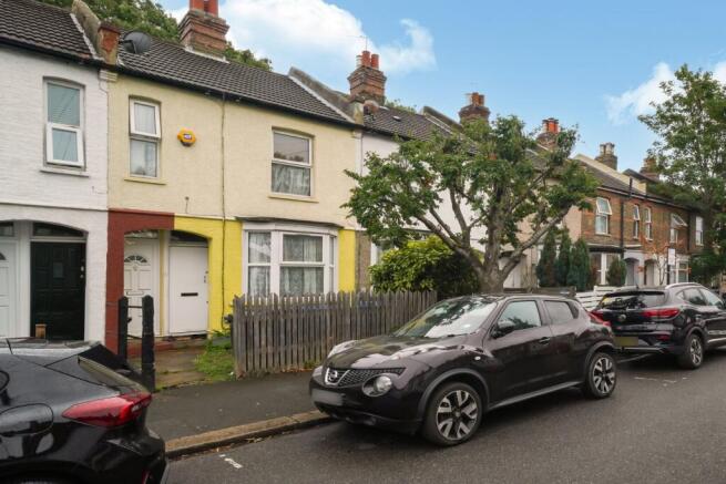 1 bed property, in Lancing Road, £170,000