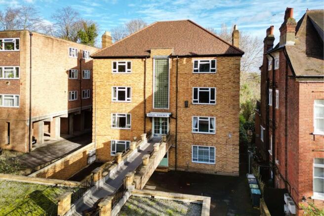 1 bed property, in Hill Court, £425,000