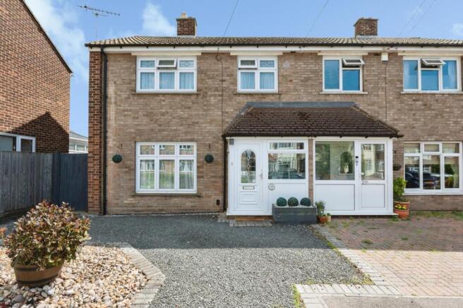 3 bed property, in Oaklands Road, £450,000