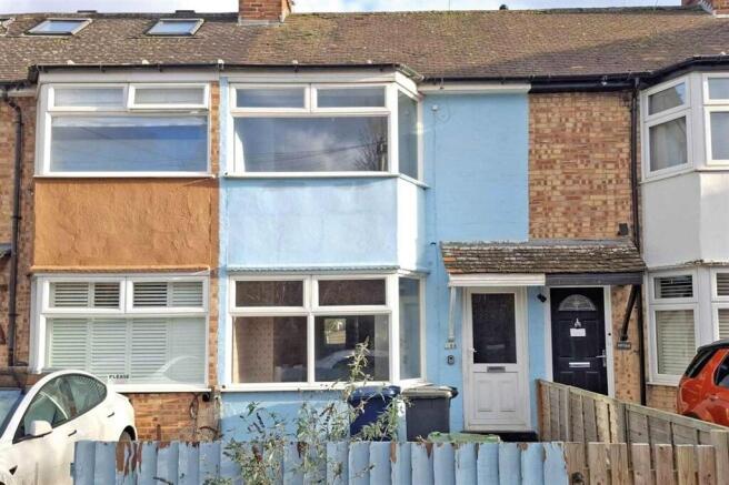 2 bed property, in Cromwell Road, £250,000