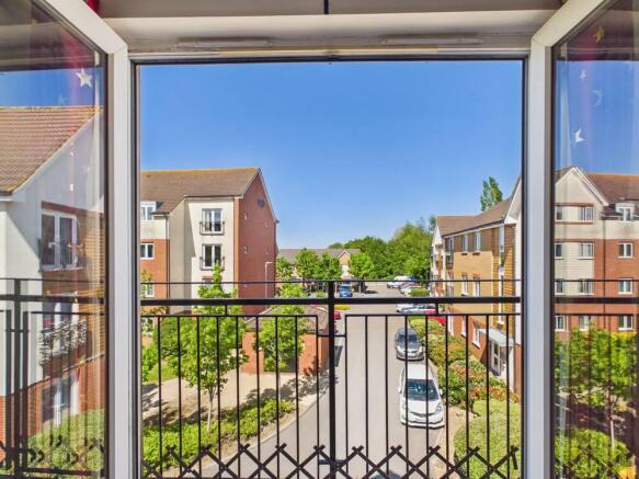 2 bed property, in Hollybrook Park, £195,000
