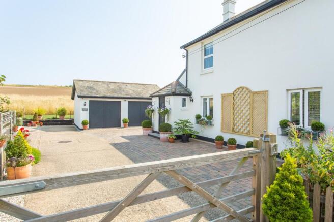 3 bed property, in The Green, £425,000