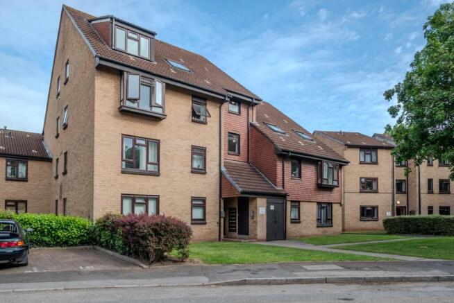 1 bed property, in Swan Gardens, £73,000