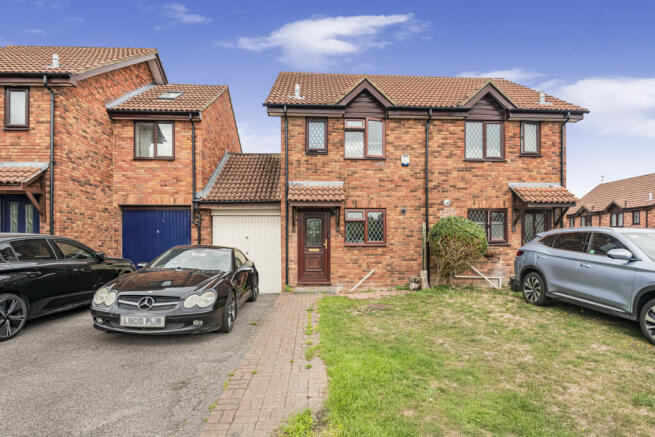 2 bed property, in St. Clements Close, £375,000