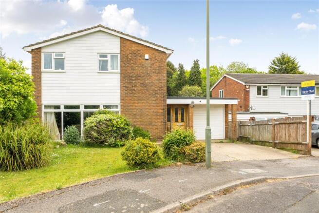 4 bed property, in Shipfield Close, £625,000