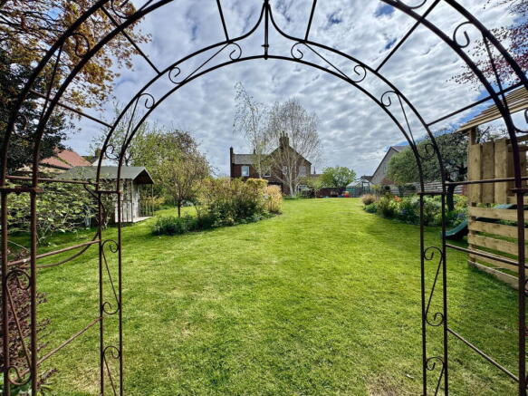 4 bed property, in The Hollies, £575,000
