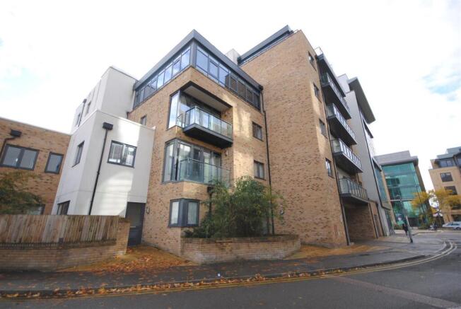 2 bed property, in Gartlett Road, £335,000