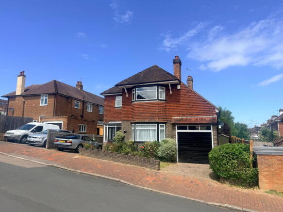4 bed property, in Newlands Rise, £800,000