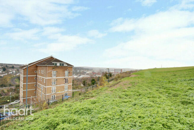 1 bed property, in Longhill Avenue, £70,000