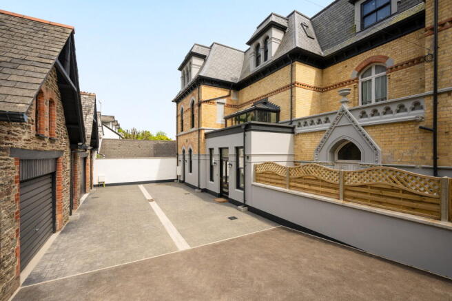 5 bed property, in Torrs Park, £995,000