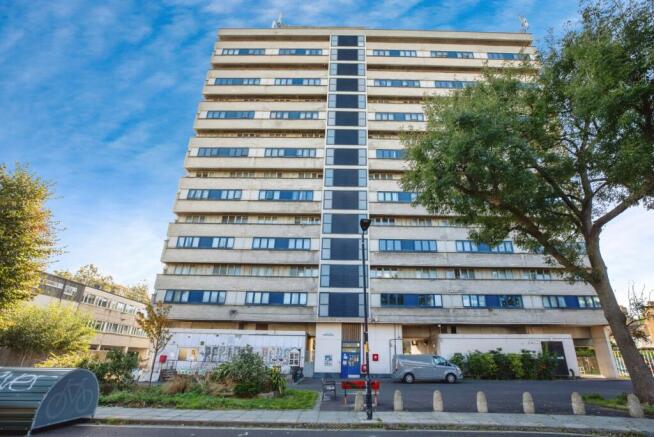 2 bed property, in Pelican Estate, £145,000