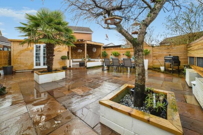 4 bed property, in Hollinwell Close, £280,000
